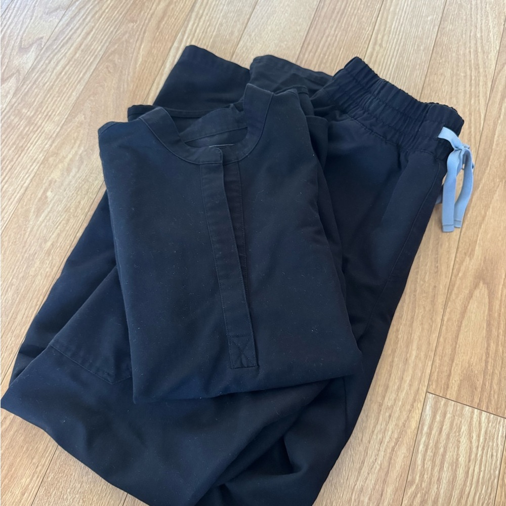 Women’s Figs Black Scrub Set